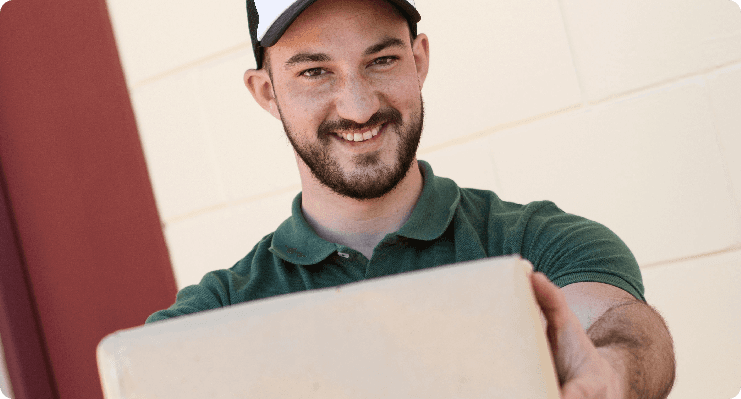 Repartidor sonriente con caja